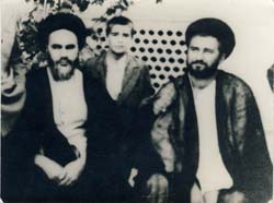 حاج آقا مصطفی و حاج احمد آقا در کنار امام در حیاط نشسته