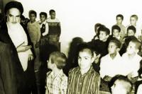 حضور امام خمینی در دبستان فیض قم در مهرماه 58