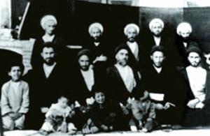 امام در جوانی با عده ای از روحانیون