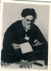 امام در حال مطالعه