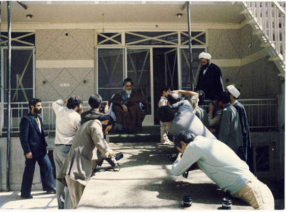 دیدار عکاسان با امام در حیاط منزل جماران