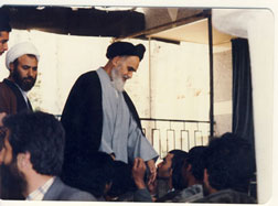 دیدار اشخاص با امام در حیاط منزل در جماران