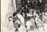دیدار روحانیون و مردم با امام در قم پس از آزادی ایشان از زندان