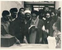 امام در پای صندوق رای گیری انتخابات ریاست جمهوری و مجلس شورای اسلامی در جماران