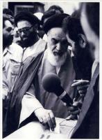 امام در پای صندوق رای گیری انتخابات مجلس شورای اسلامی در جماران