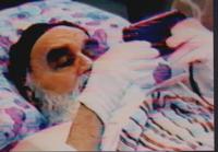 امام در بیمارستان قلب جماران در حال گوش کردن رادیو