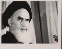 پرتره امام در مدرسه علوی تهران