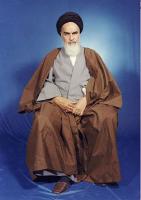 عکس معروف انفرادی امام در حالت نشسته