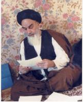 پرتره امام در نوفل لوشاتو داخل اطاق در حالتهای نشسته و مطالعه به صورت تمام رخ