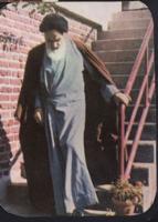 امام در حال تردد از پله در نوفل لوشاتو