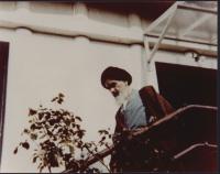 امام در حال تردد از پله در نوفل لوشاتو