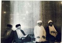 امام در حرم حضرت علی(ع) در حال دعا و نیایش در نجف