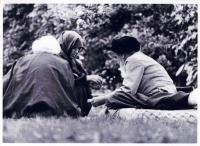 امام نشسته در حیاط و در حال صحبت با یک بانوی دیدارکننده در نوفل لوشاتو