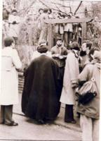 امام در حال عبور ازمیان دیدارکنندگان در نوفل لوشاتو