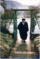 امام در حال ورود به باغ در نوفل لوشاتو