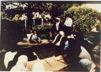 امام نشسته در حیاط در میان دیدارکنندگان در نوفل لوشاتو