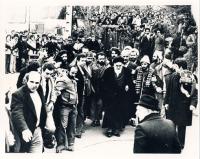 امام در حال عبور از میان دیدارکنندگان در نوفل لوشاتو