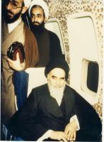 امام نشسته در هواپیما در فرودگاه مهرآباد