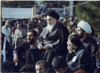 امام در جایگاه سخنرانی در بهشت زهرا