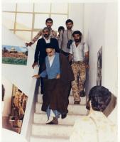 امام در حال پایین رفتن از پله ها به همراه محافظان در قم