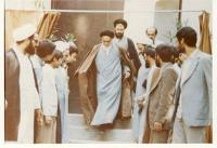  امام در حیاط جماران در حال عبور از بین اعضای دفتر