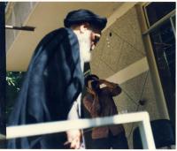 امام در حال عبور از حیاط منزل در جماران پس از بازگشت از حسینیه
