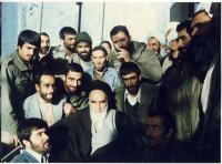 امام در میان اعضای دفتر و محافظین در جماران