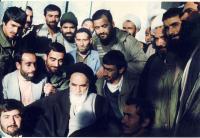 امام در میان اعضای دفتر و محافظین در جماران