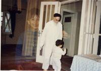 نوه خردسال در کنار امام در جماران