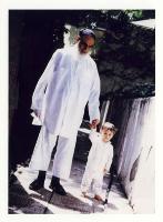 امام در حال قدم زدن به همراه نوه خردسال در جماران