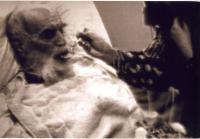 امام در بیمارستان قلب جماران در حال غذا خوردن از دست یکی از اعضای خانواده