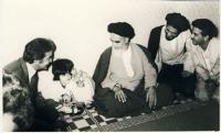 دیدار دوقلوها ی به هم چسبیده (لاله و لادن) در کودکی با امام در منزل ایشان در قم