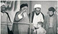 امام در حال پاسخگویی به ابراز احساسات مردم در حسینیه جماران