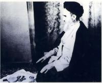 پرتره امام هنگام نماز در حالت نشسته به صورت نیم رخ