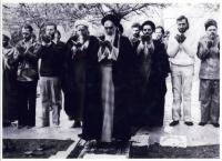امام هنگام نماز جماعت در نوفل لوشاتو در حالت قنوت به صورت تمام رخ