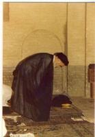 پرتره امام هنگام نماز جماعت در نجف در حالت رکوع به صورت نیم رخ