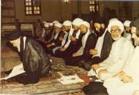 امام پس از نماز جماعت با حضور روحانیون هنگام نماز نافله در نجف درحالت نشسته به صورت نیم رخ