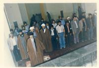 امام هنگام نماز جماعت در قم در حالت قیام به صورت تمام رخ