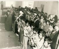 امام هنگام نماز جماعت در قم در حالت قنوت به صورت نیم رخ