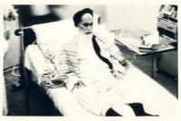 امام نشسته روی تخت بیمارستان قلب جماران در حال نماز