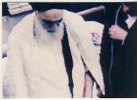 امام در بیمارستان قلب جماران در حال نماز