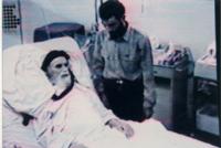 امام خوابیده روی تخت در بیمارستان قلب جماران در حال نماز