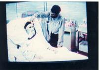 امام خوابیده روی تخت در بیمارستان قلب جماران در حال نماز