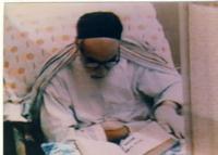 امام روی تخت بیمارستان قلب جماران در حال قرائت قرآن