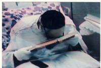 امام روی تخت بیمارستان قلب جماران در حال بوسیدن قرآن