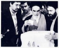 امام در پای صندوق رای گیری انتخابات در حسینیه جماران