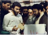 امام در پای صندوق رای گیری انتخابات مجلس شورای اسلامی در جماران