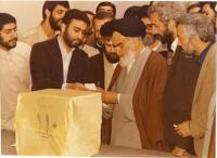 امام در پای صندوق رای گیری دور دوم  انتخابات مجلس شورای اسلامی در جماران