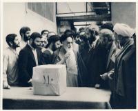 امام در پای صندوق رای گیری دور دوم  انتخابات مجلس شورای اسلامی در جماران