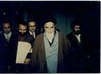 امام در حال ترک بیمارستان قلب تهران